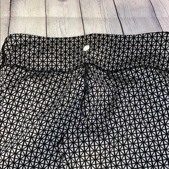 Lululemon Athletica Black and White Geometric Leggings Sz 6 - Picture 2 of 5